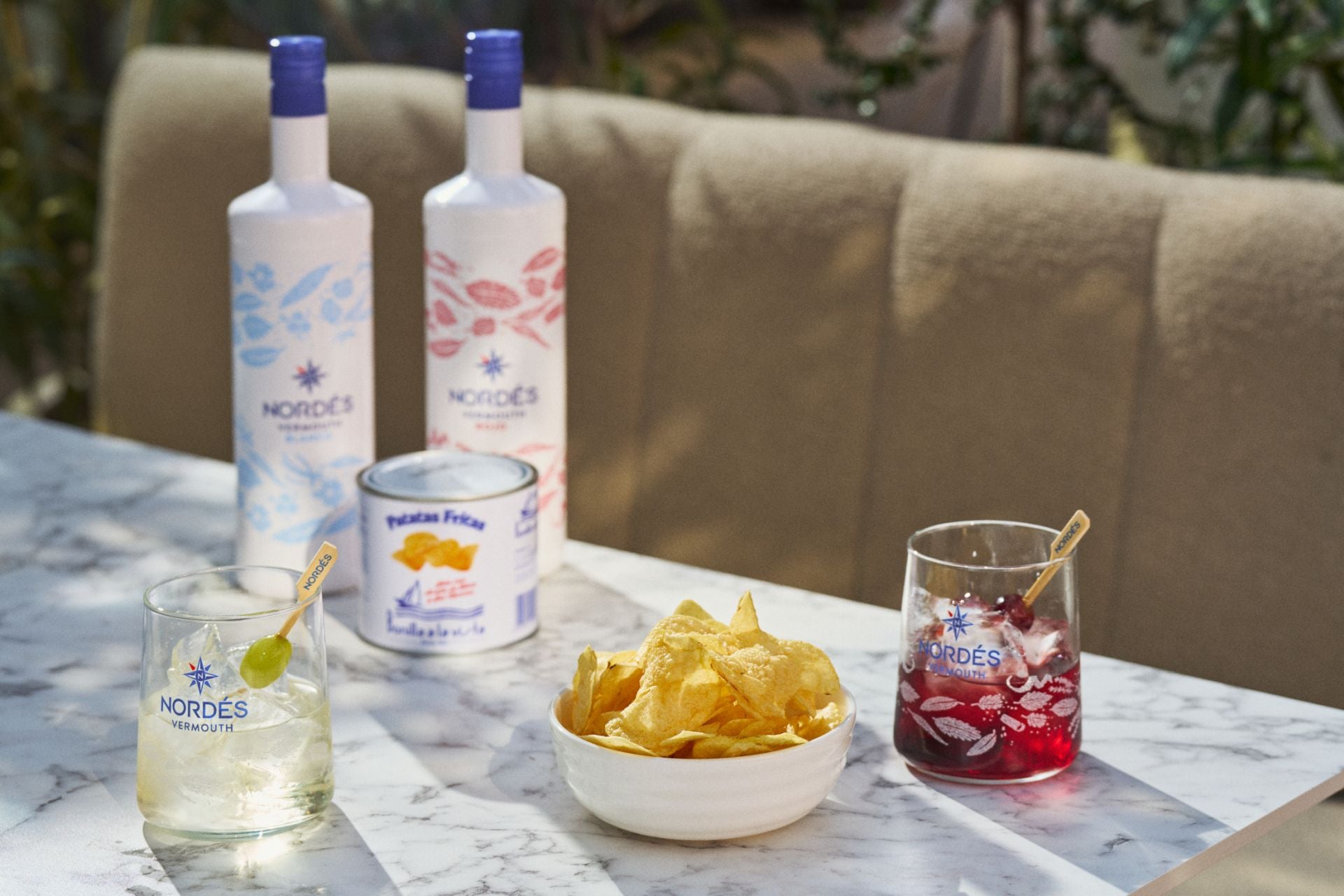 El aperitivo perfecto. Nordés vermouth celebra el Día del Padre con un aperitivo atlántico único en colaboración con las patatas fritas Bonilla a la vista, ¿se te ocurre un maridaje mejor? Esta exclusiva colaboración apuesta por el origen, la tradición en la manera de trabajar las materias primas y el afán de ambas marcas por la proyección de la gastronomía gallega en el mundo. Esencia atlántica en una edición muy especial compuesta por Nordés vermouth, rojo y blanco, y dos icónicas latas de las patatas fritas de la emblemática marca gallega con el que sorprender a nuestro padre en su día. Estará disponible en Casa Nordés (Vedra, A Coruña), en los restaurantes de 11 Nudos Terraza Nordés de Madrid y Barcelona y en el ecommerce de TCM Gourmet Drink & Food a partir del 1 de marzo. Precio: 32 euros.