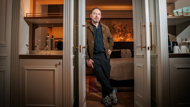 Lázaro Rosa-Violán en una de las suites del hotel Palace que acaba de redecorar