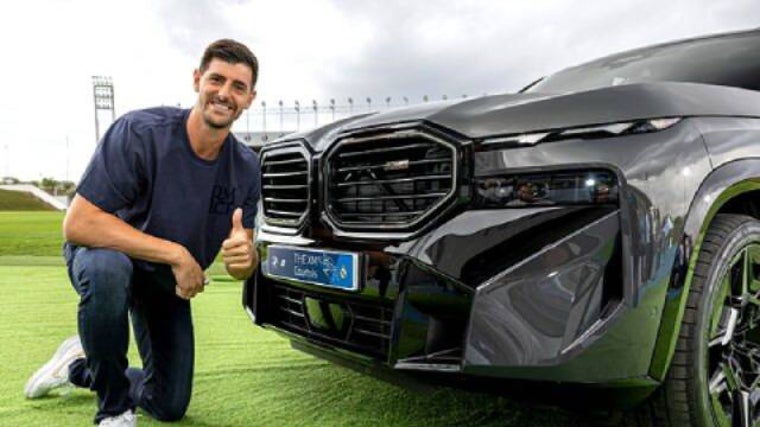 Courtois con su coche BMW
