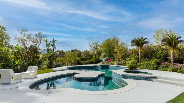 Imagen de la zona exterior con piscina y jacuzzi
