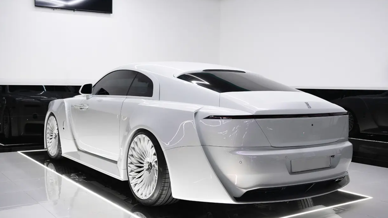 Este modelo presenta la pintura Pearl purple white, un color único creado en exclusiva para el vehículo