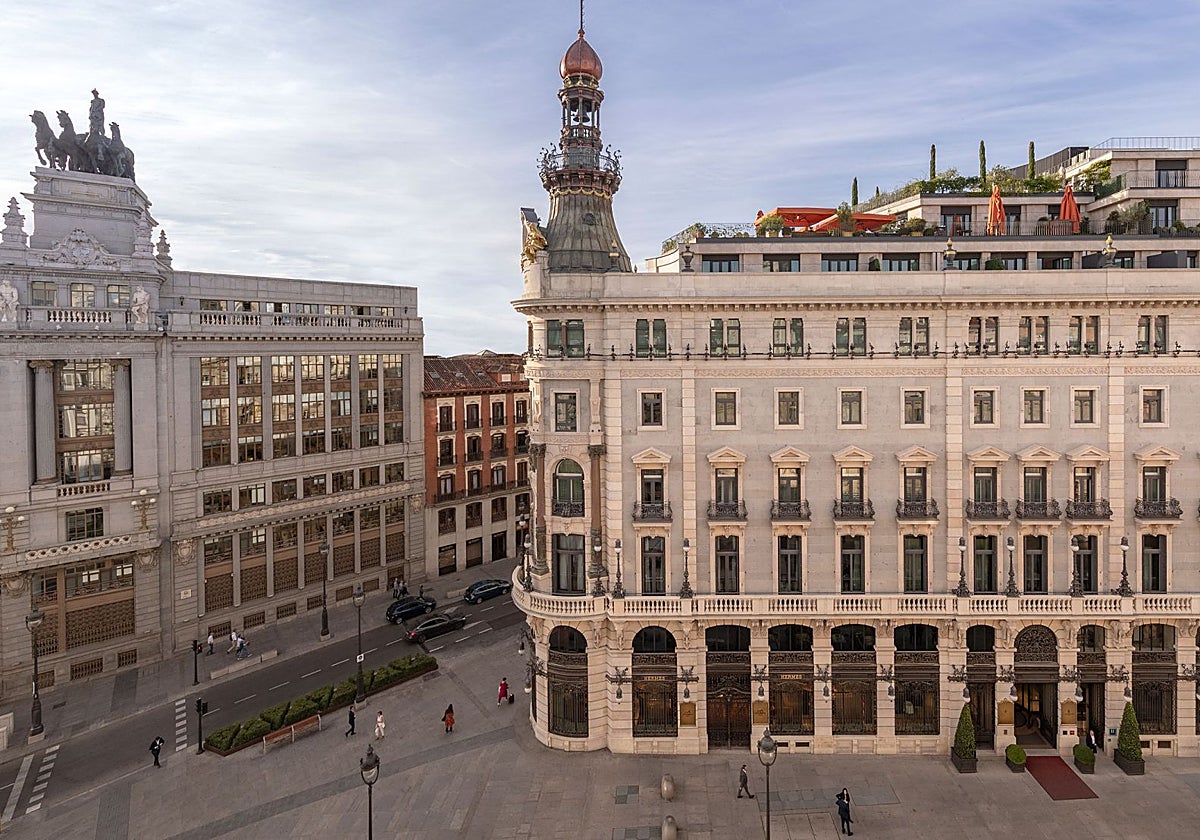 Vista del hotel Four Seasons Madrid y Galería Canalejas