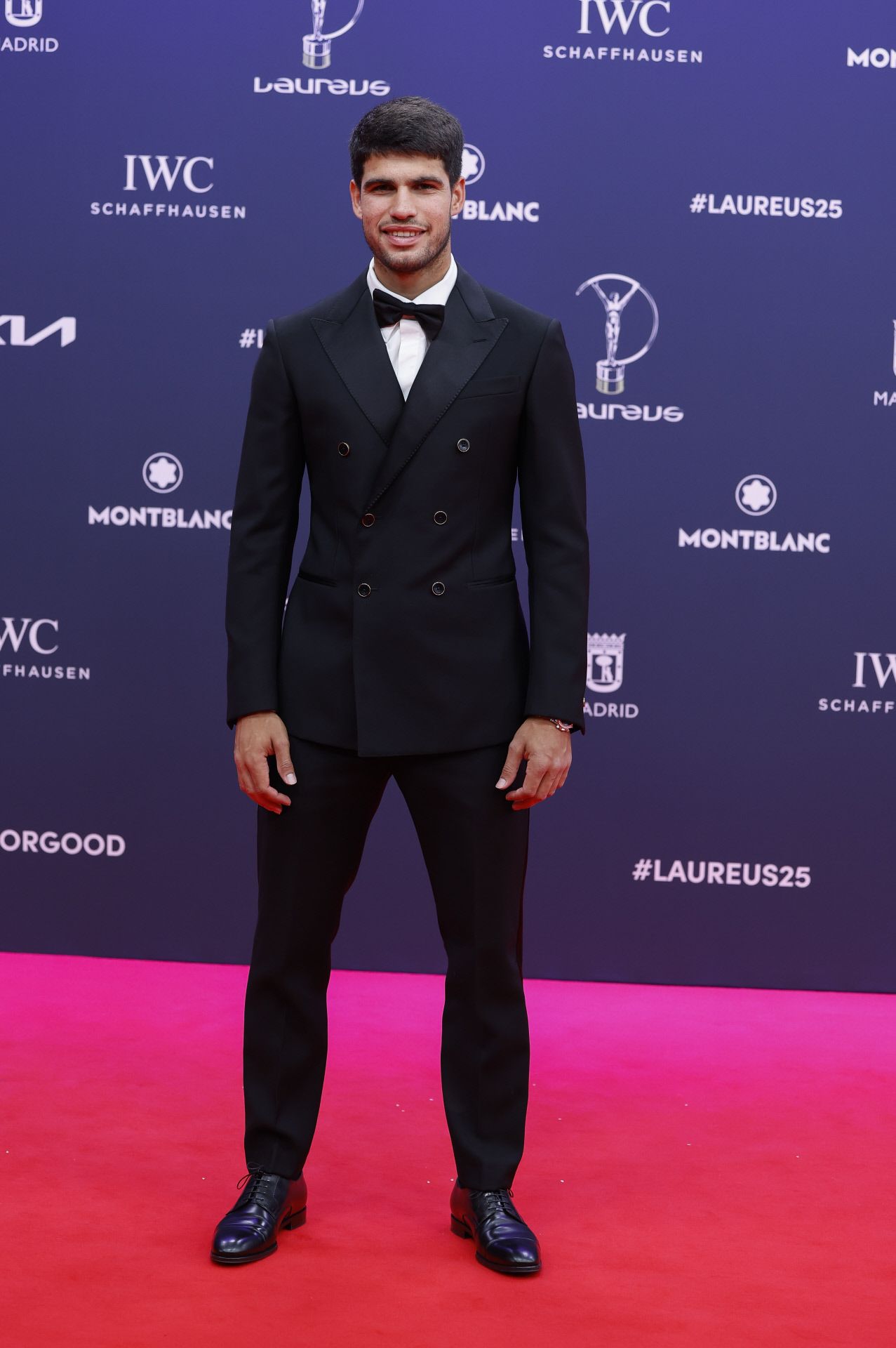 Carlos Alcaraz lució un esmoquin con chaqueta cruzada firmado por Louis Vuitton. 