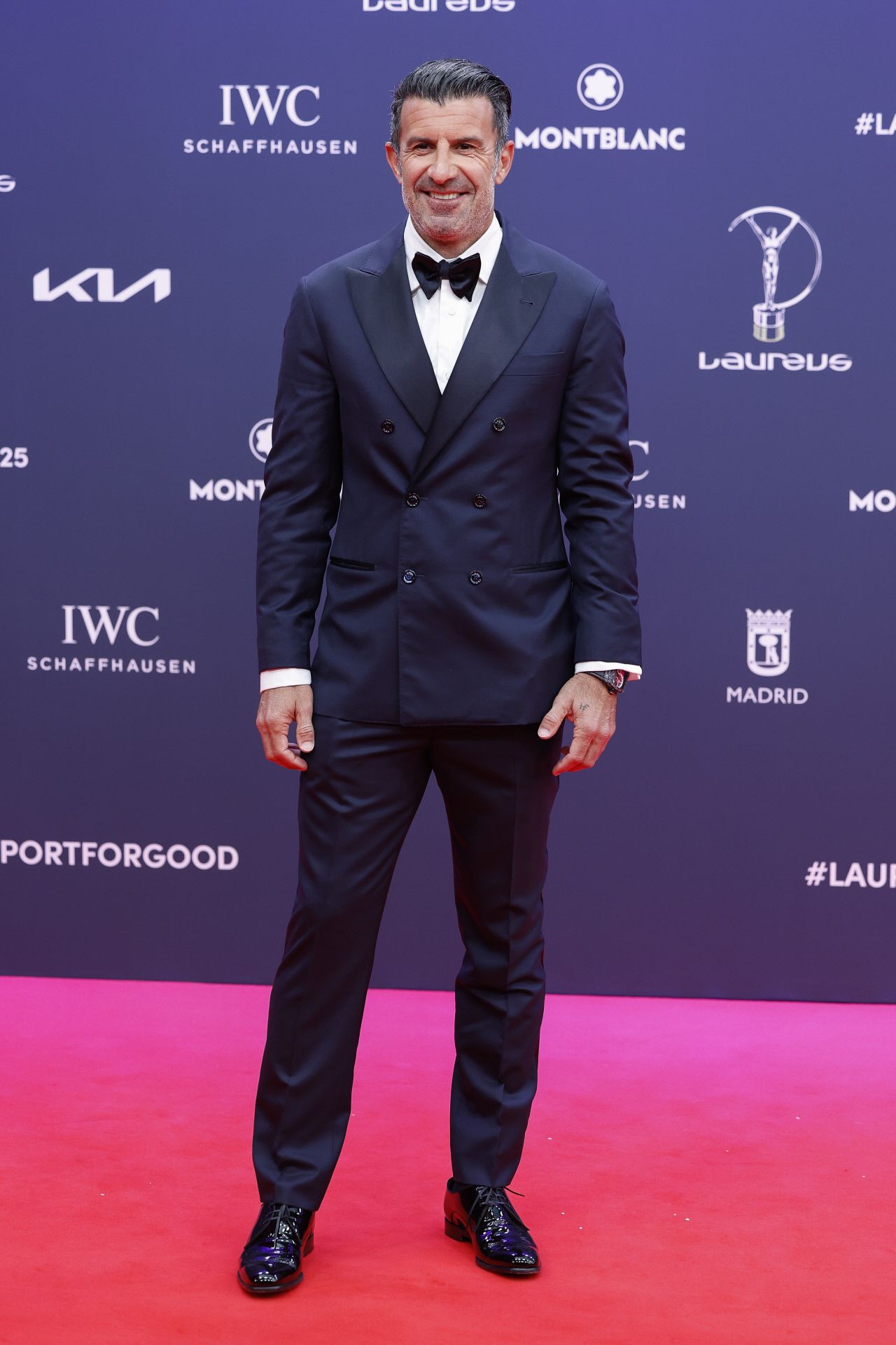 Luis Figo derrochó glamour en la alfombra roja de los Premios Laureus con un esmoquin con chaqueta cruzada. 