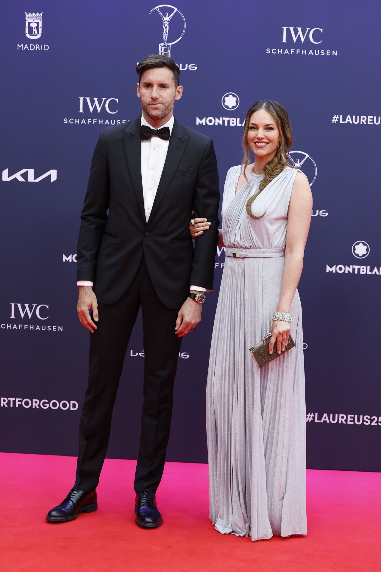 El ex jugador de baloncesto Rudy Fernández, de esmoquin, posó con su pareja, la modelo Helen Lindes, que llevó un vestido azul de la colección Primavera-Verano 2025 de Elisabetta Franchi.