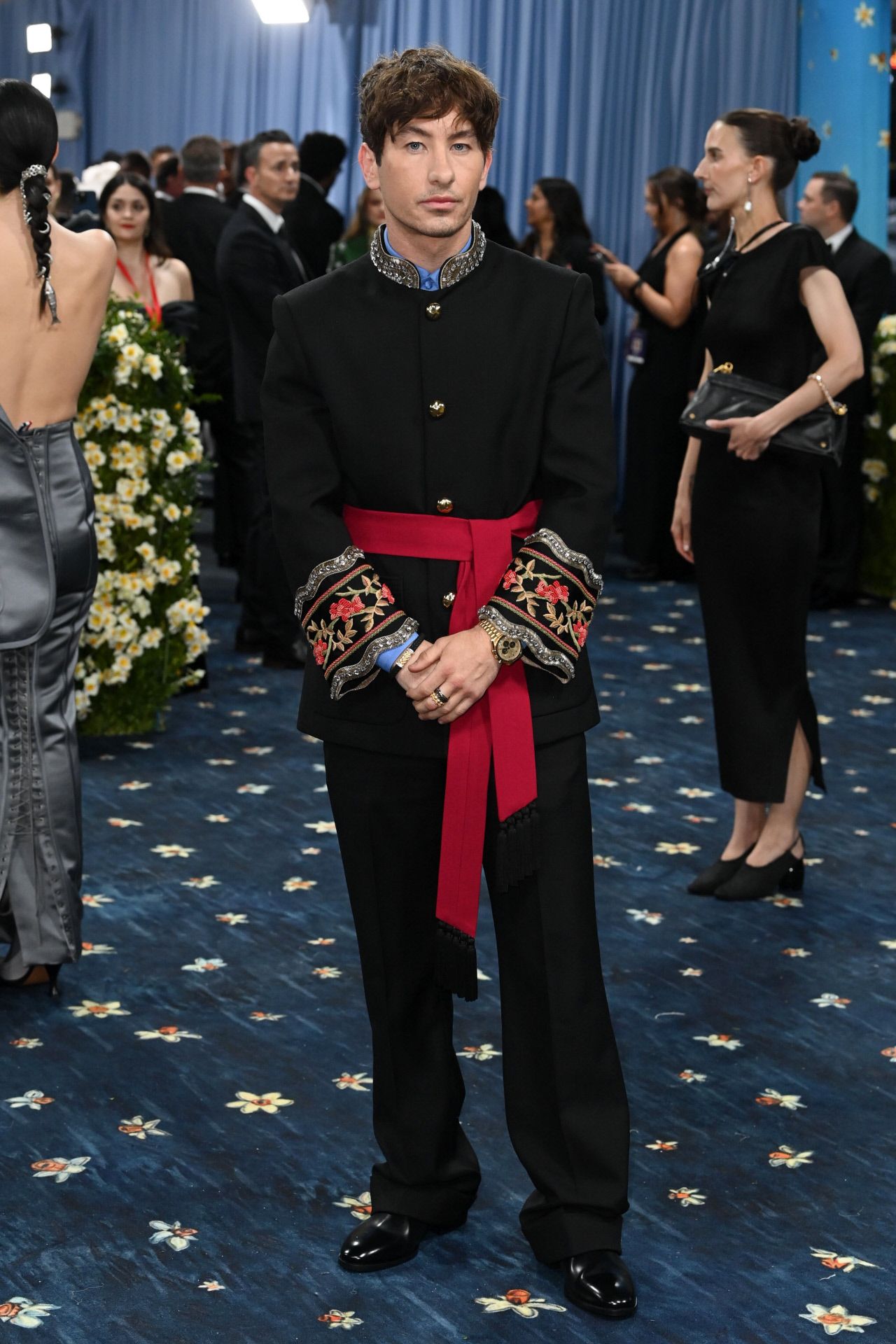 Kerry Keoghan eligió un original traje de Valentino con chaqueta con cuello mao adornada con bordados. 