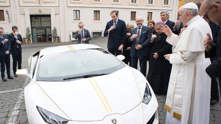 El Lamborghini personalizado del Papa Francisco que un empresario murciano compró por 810.000 euros