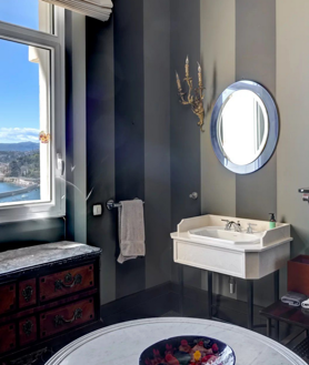 Imagen secundaria 2 - Spa con jacuzzi de la casa, una de las salas de estar y uno de sus baños