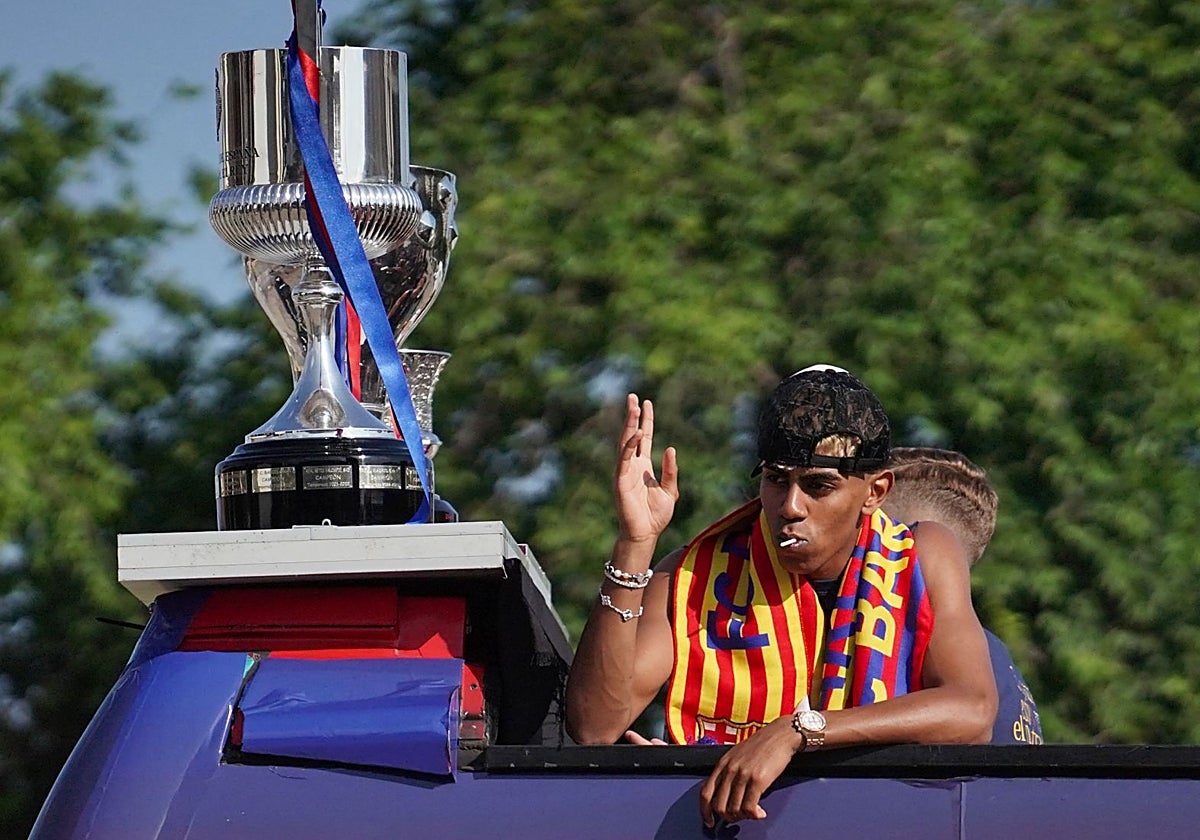 Lamine Yamal durante la celebración de La Liga