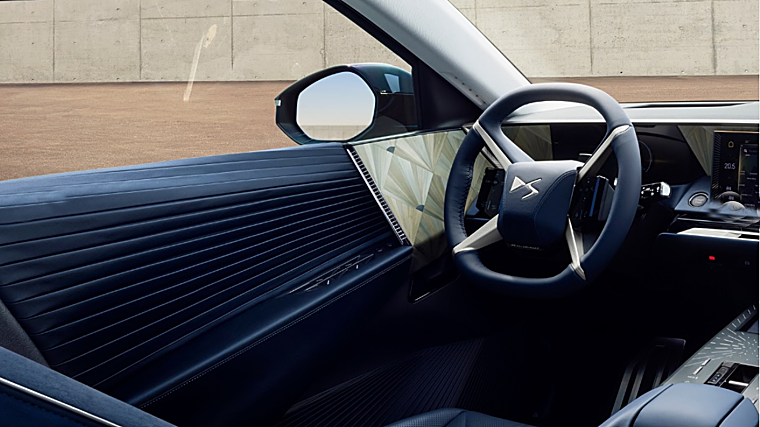 En el interior del vehículo han trabajado varios talleres artesanales para ofrecer acabados de alta gama