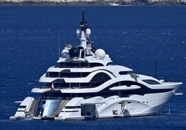 El yate del emir de Qatar, uno de los más grandes y lujosos del mundo, atracado en un puerto español