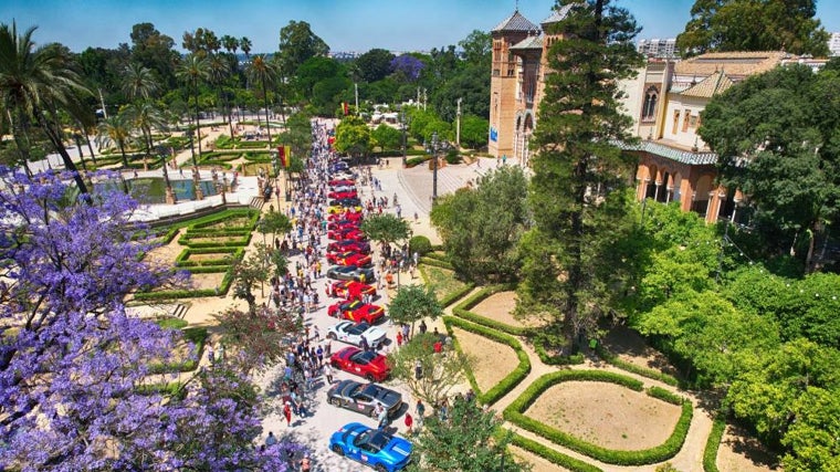 Plaza de América de Sevilla el día de la presentación de la Cavalcade Ferrari 2025