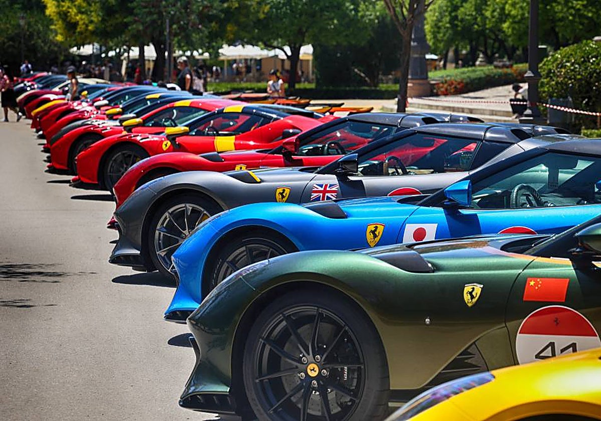 Ferrari toma el centro de las calles de Sevilla
