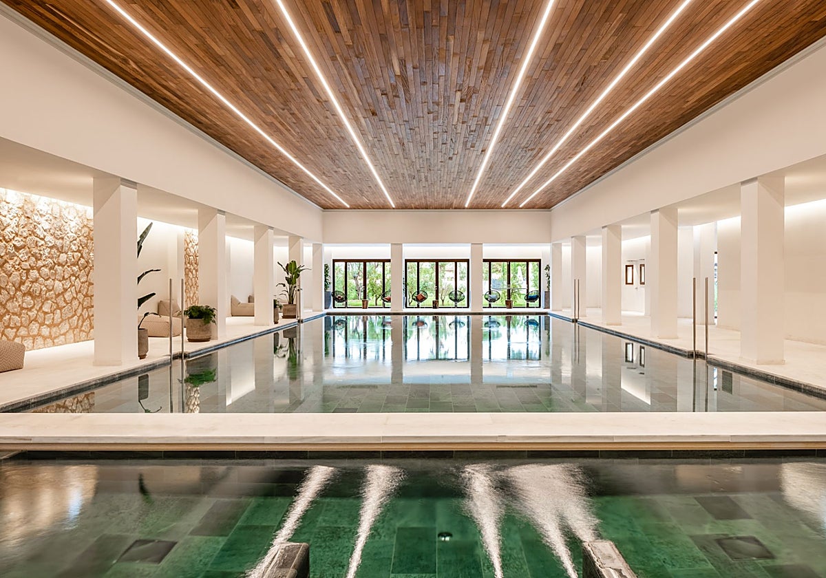 La piscina interior de Kumpton Aysla Mallorca.