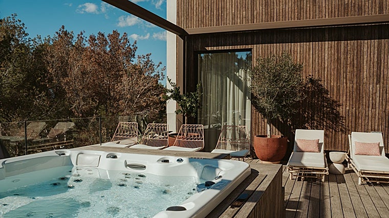 La suite presidencial tiene una terraza de 70 metros cuadrados con jacuzzi.