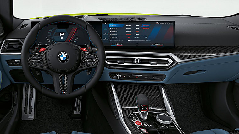 El interior cuenta con las últimas tecnologías y asientos envolventes