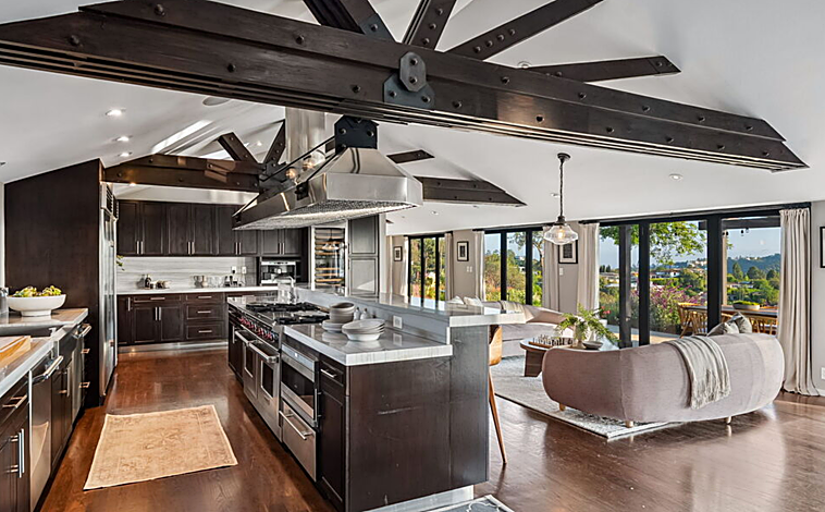 Imagen principal - Salón-cocina, uno de los dormitorios y sala de estar con chimenea