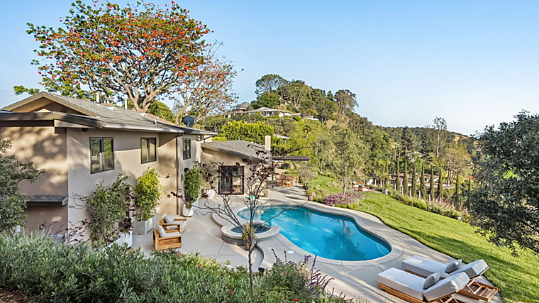 Zona exterior con piscina, jacuzzi y solárium con tumbonas