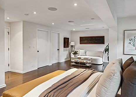 Imagen secundaria 1 - Salón-cocina, uno de los dormitorios y sala de estar con chimenea