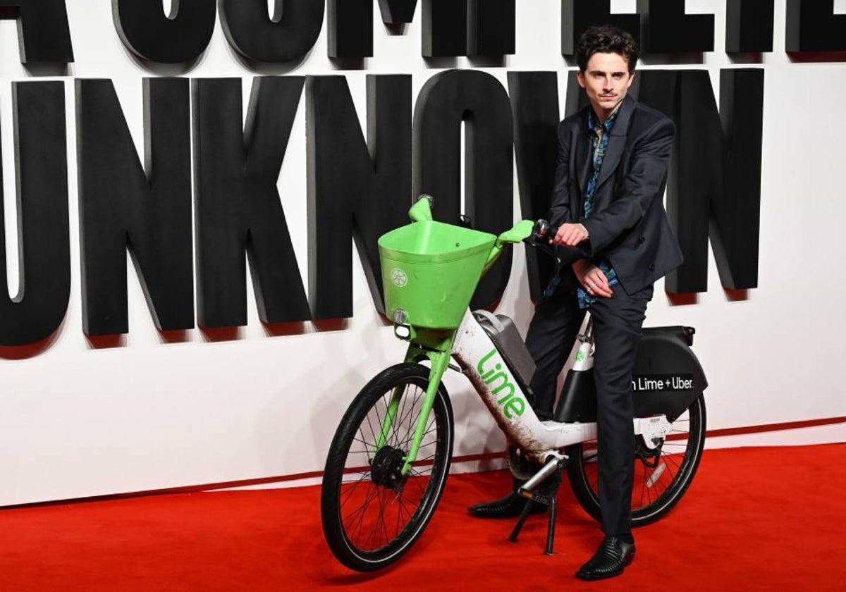 Timothée Chalamet con bici eléctrica en un estreno