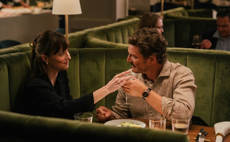 Imagem principal - Pedro Pascal e detalhes do relógio Master Control Chronograph Calendar