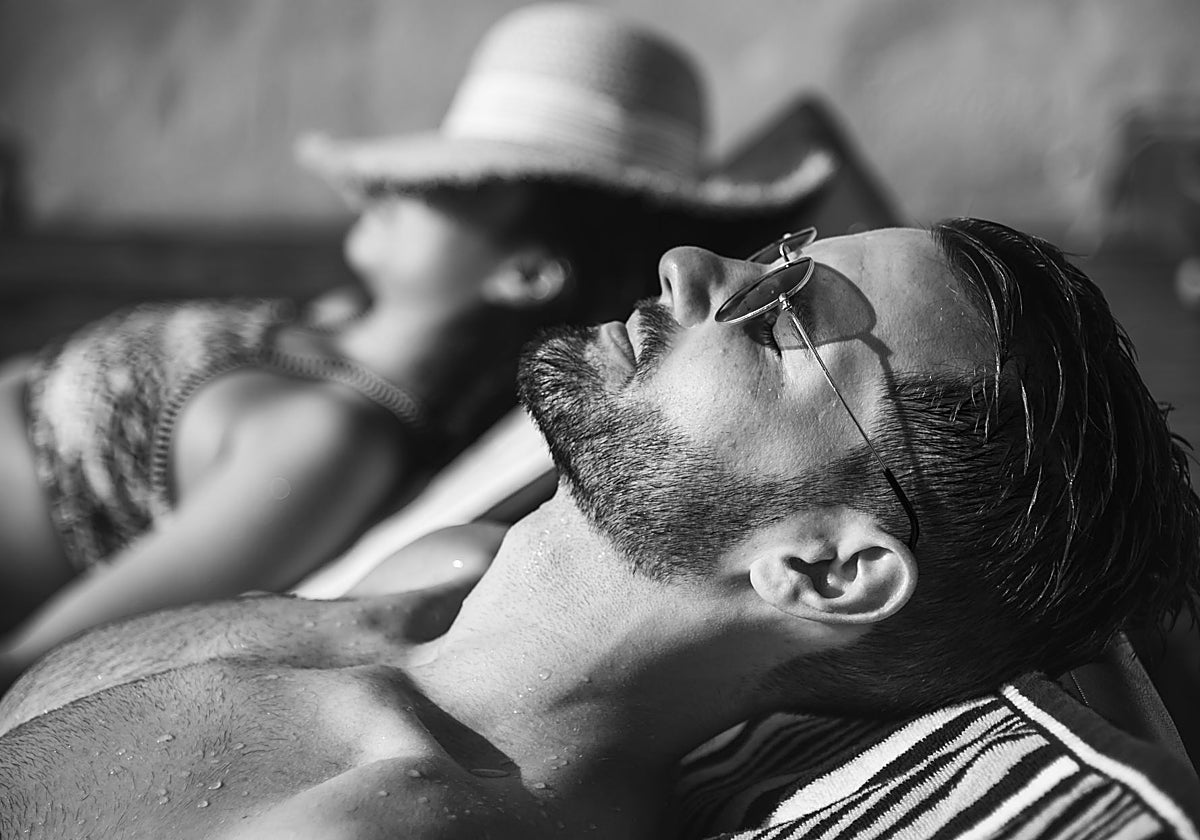 Hombre tomando el sol.