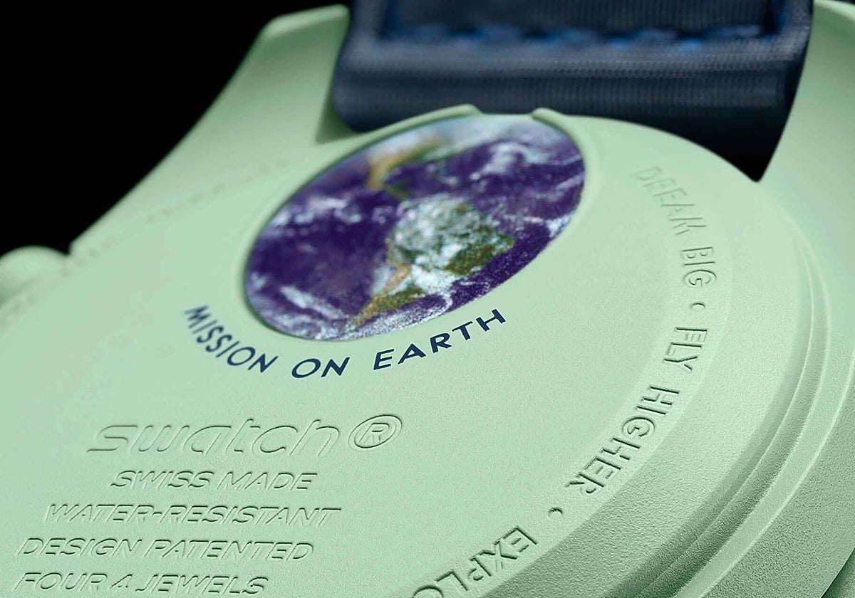 Misión a la Tierra es uno de los relojes de Omega x Swatch que pueden comprarse online