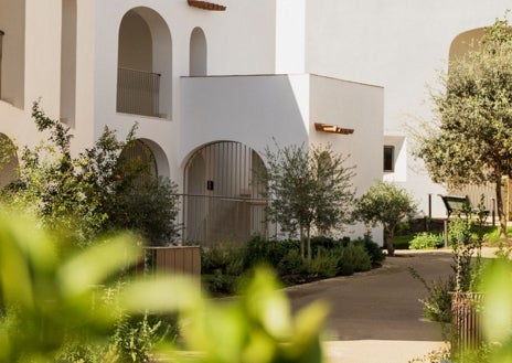 Imagen secundaria 1 - El hotel está ideado como un pueblo, en medio de una colina.