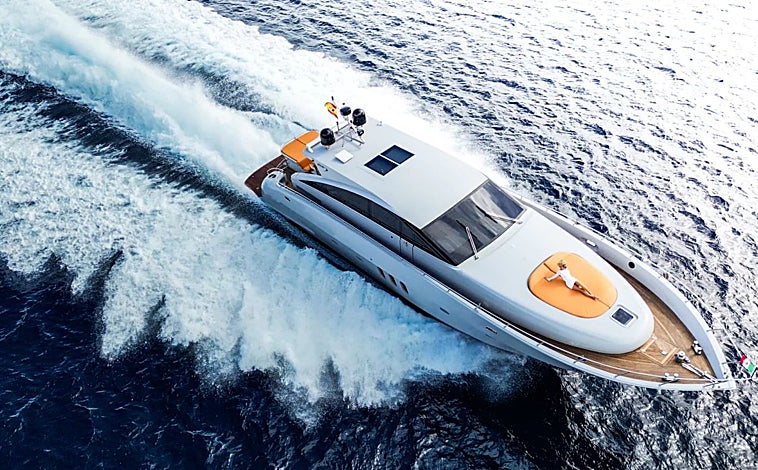 Imagen principal - Así es el lujoso yate en el que Lamine Yamal pasa sus vacaciones en Ibiza: desde 5.000 euros el día