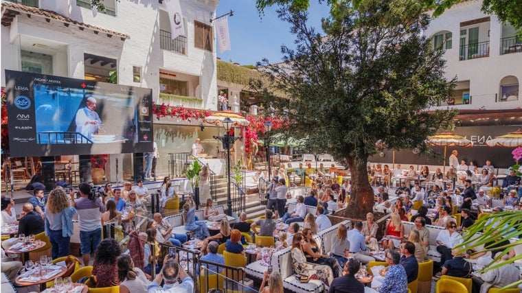 Nobu cocinando en La Plaza de Puente Romano Marbella en el 'showcooking' que compartió en junio junto a los chefs Dani García (Leña) e Izu Ani (Gaia)