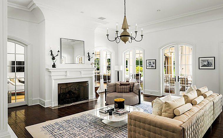 Imagen principal - Una de las salas de estar con chimenea, cocina con zona de desayuno y acceso al jardín y sala de cine