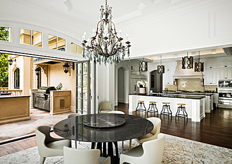 Imagen secundaria 1 - Una de las salas de estar con chimenea, cocina con zona de desayuno y acceso al jardín y sala de cine