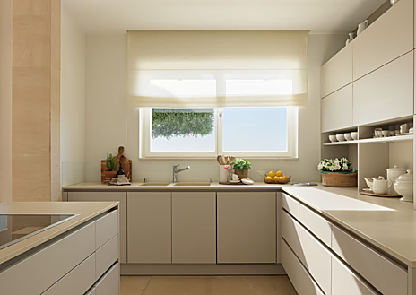 Imagen secundaria 1 - La sala de estar interior, la cocina y una vista general del espacio exterior de la villa