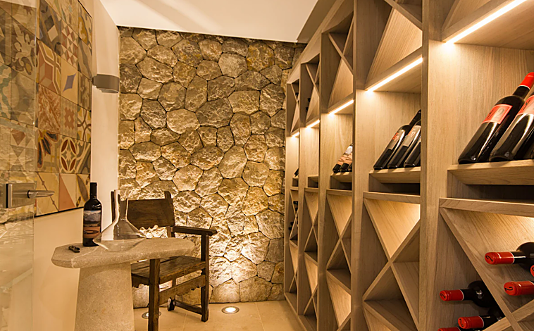 Imagen principal - La villa cuenta con muchas instalaciones como bodega, gimnasio o un spa con sauna