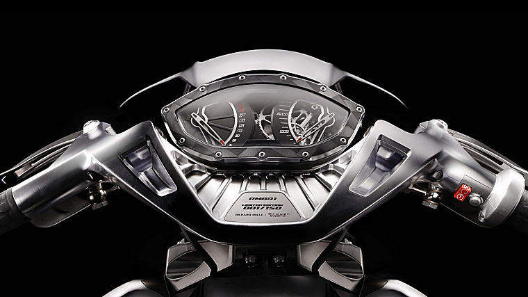 La moto cuenta con guiños al mundo de la relojería como el velocímetro mecánico a la vista