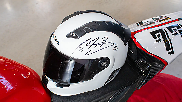 La moto se ha entregado con unos guantes y un casco firmados por el piloto