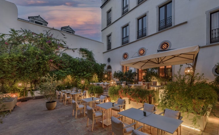 Imagen principal - El Patio de los Naranjos, una de las 50 habitaciones del hotel y el patio central donde está la recepción y diversas estancias.