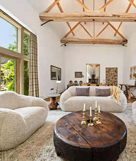 Imagen secundaria 2 - La vivienda presenta un estilo rústico con una cocina con gabinetes de madera y dormitorios con vigas vistas 