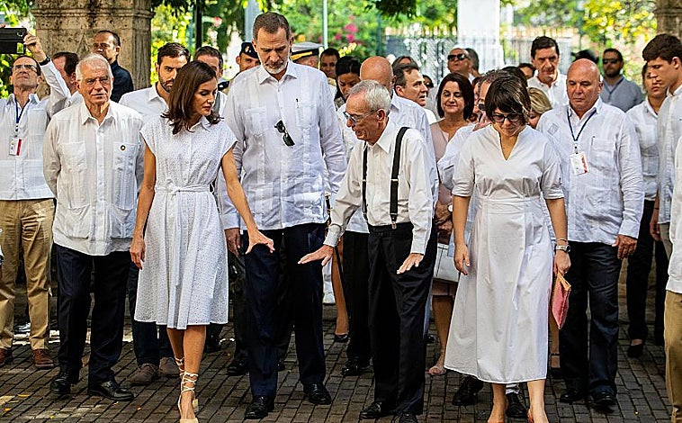 Imagen principal - El Rey con guayabera en Cuba en 2011, en Menorca y en Sevilla en 2020