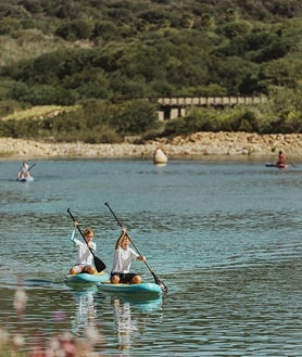 Imagen secundaria 2 - So Sotogrande cuenta con Day Pass tanto en sus piscinas como en La Reserva, donde hay laguna deportiva y playa de arena
