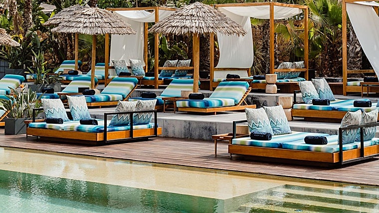 Oku Ibiza colabora este verano con Missoni para la ambientación de su piscina