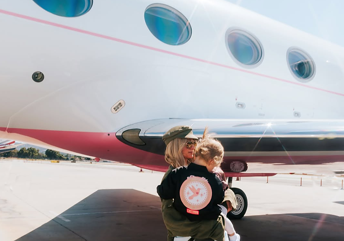Paris Hilton tiene un nuevo avión privado totalmente personalizado