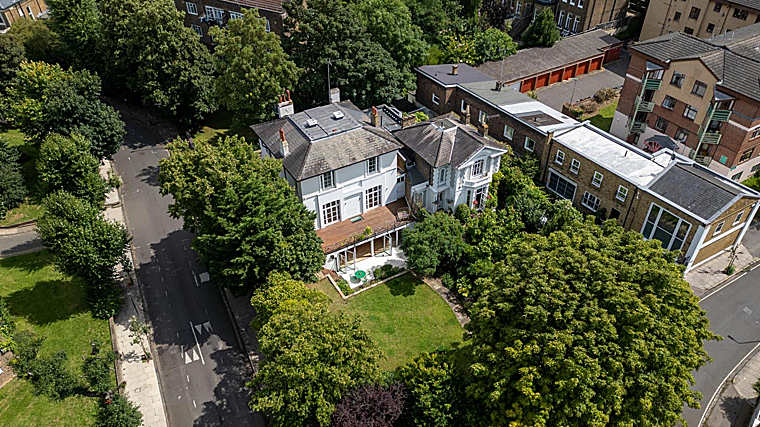 La propiedad cuenta con un amplio jardín, algo raro en la zona