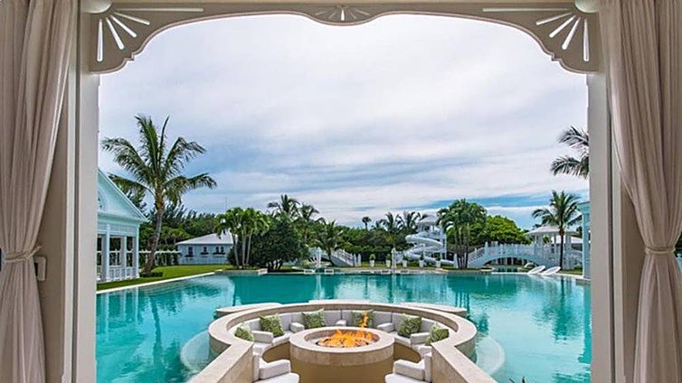 De la casa-aeropuerto de John Travolta a la casa-molino de Robert Downey Jr.: así son las casas más excéntricas de los famosos