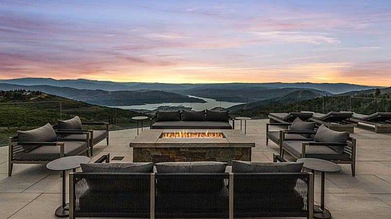 Terraza con chimenea exterior