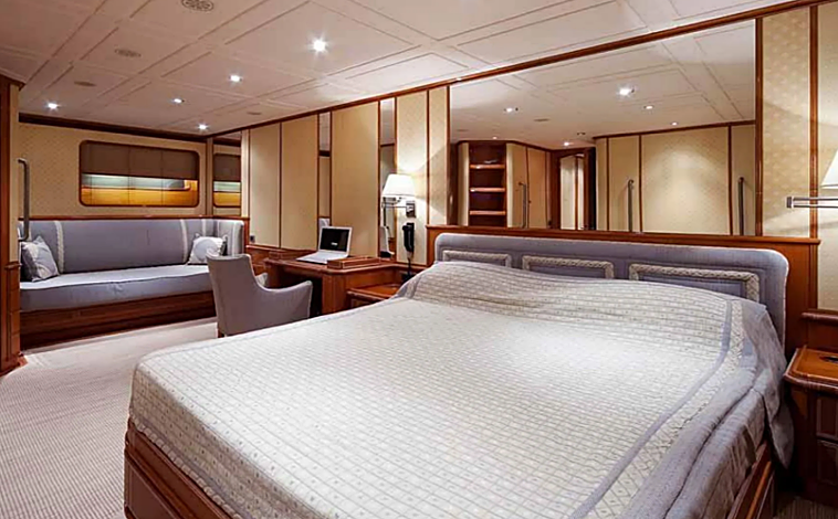 Imagen principal - Estas son algunas de las instalaciones del barco como los camarotes o un salón interior y exteror