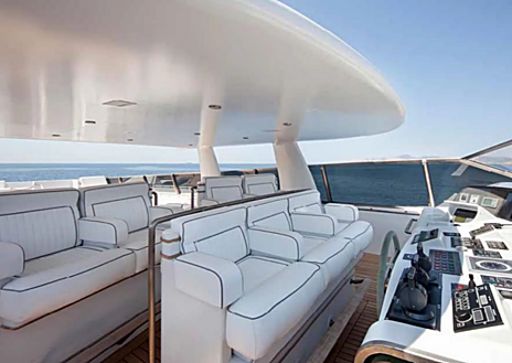 Imagen secundaria 1 - Todos los equipos para disfrutar en el mar, el puesto de mandos y una zona de descanso exterior