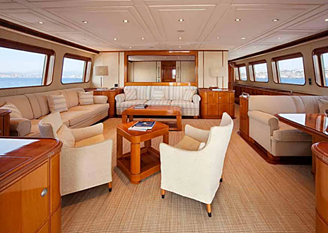 Imagen secundaria 1 - Estas son algunas de las instalaciones del barco como los camarotes o un salón interior y exteror