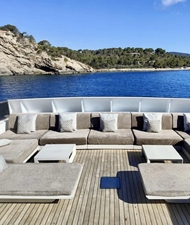 Imagen secundaria 2 - Todos los equipos para disfrutar en el mar, el puesto de mandos y una zona de descanso exterior