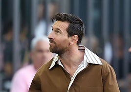 El bolso de lujo con el que Messi ha sorprendido en su llegada a la concentración de Argentina